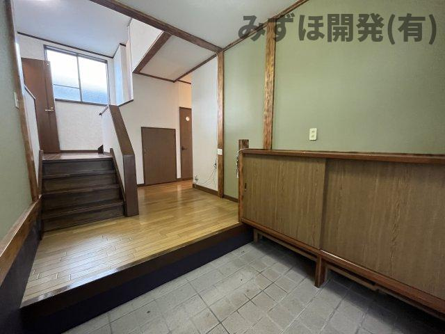 新庄市千門町の玄関|広いホールで迎えてくれる明るい玄関です。ちらっと見えるドアがわくわくしますね！