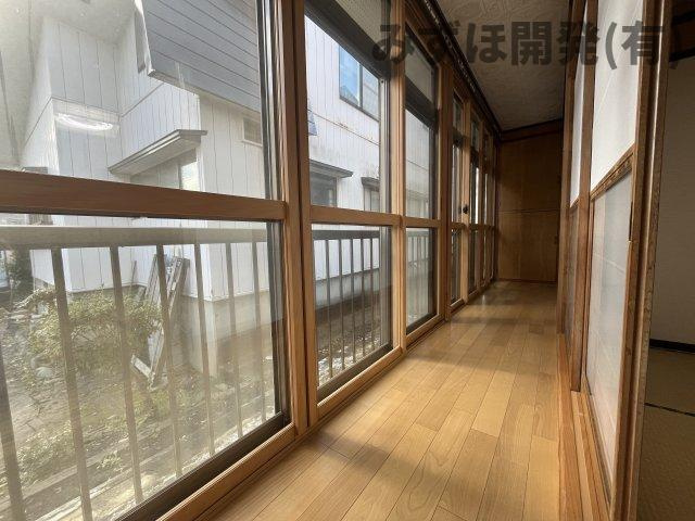 新庄市千門町の内装|長い縁側は日当たりが良く、洗濯物を干す空間としても使用できそうです。