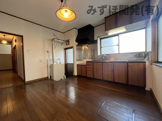 新庄市千門町の居間・リビング|かわいらしいレトロなキッチンがポイント！引き出しがたくさんあり、収納力ばっちりです◎
