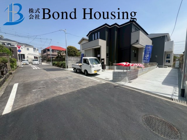 大久保駅までバス12分　第13高丘　全2棟新築戸建　2号棟の駐車場