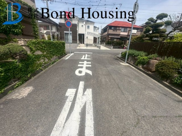 小学校まで徒歩7分以内　第13高丘　全2棟新築戸建　1号棟の前面道路含む現地写真