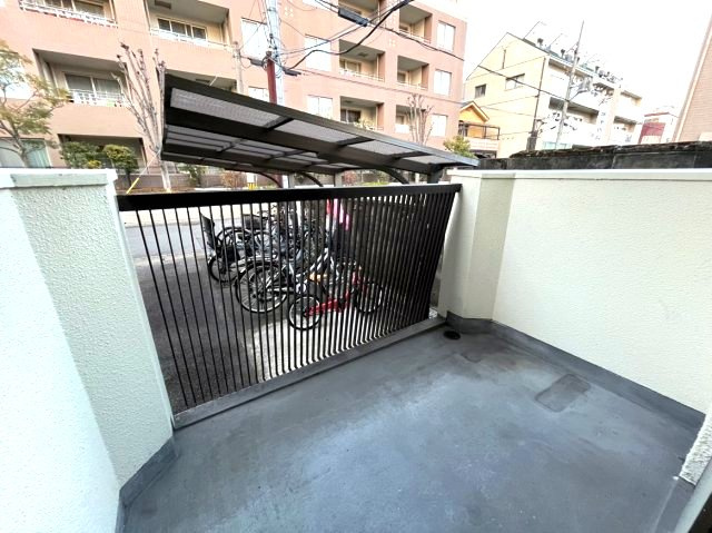コーポ有栖川のバルコニー|暖かな日差しのふりそそぐバルコニー