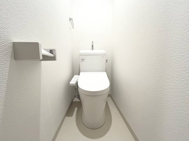 コーポ有栖川のトイレ|落ち着いた色調のトイレです