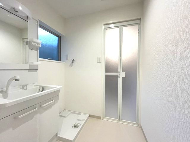 コーポ有栖川の洗面所|ゆったりとスペースのある洗面所