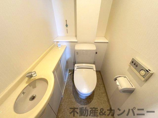ロケーションが素敵な3LDKのトイレ|手洗い器付きトイレです
