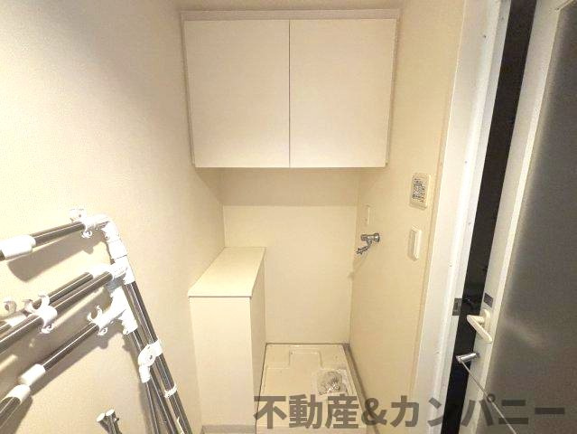 ロケーションが素敵な3LDKの収納|洗濯機の上にも収納スペースがあります