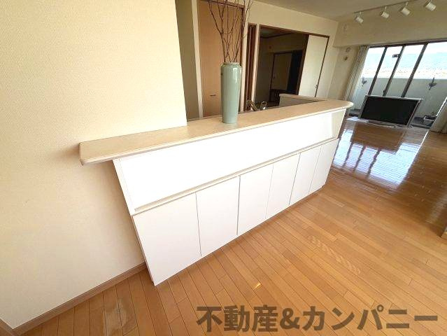 ロケーションが素敵な3LDKのキッチン|キッチン前面も収納できます