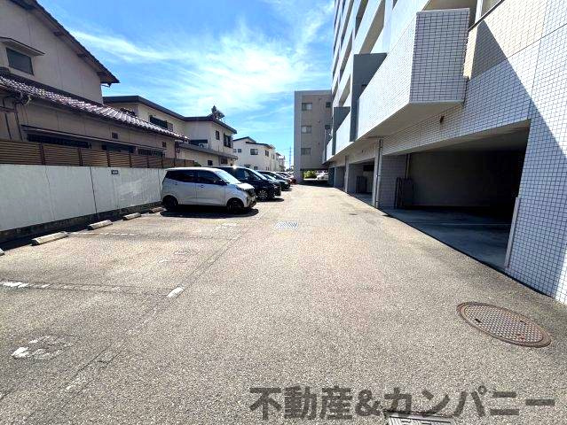 ロケーションが素敵な3LDKの駐車場|カースペースがあります