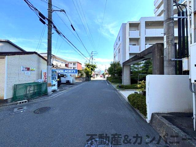 ロケーションが素敵な3LDKの周辺|前面を含む道路です
