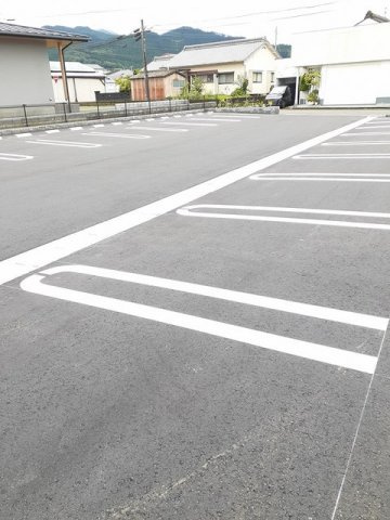 アゼリアガーデンの駐車場