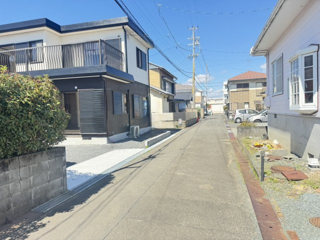 焼津市　三ケ名　中古住宅　3LDKの前面道路含む現地写真