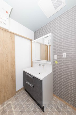 【独立洗面台】 | ライフフィールド光明台2丁目Ⅳ　2号地 | 大きく見やすい三面鏡付きの洗面化粧台！鏡裏やボウル下にたっぷりの収納スペースがあり、生活感の出やすいアイテムも収納可能。