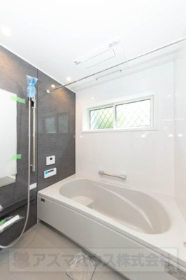 【浴室】 | ライフフィールド光明台2丁目Ⅳ　2号地 | 1日の疲れを癒すゆったりとした一坪サイズのバスルーム！足を伸ばせるバスタブで癒しのひと時をお過ごしください。