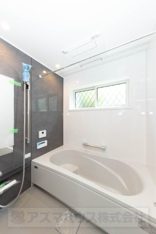 【浴室】 | ライフフィールド光明台2丁目Ⅳ　2号地 | 1日の疲れを癒すゆったりとした一坪サイズのバスルーム！足を伸ばせるバスタブで癒しのひと時をお過ごしください。