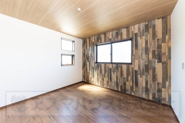 【寝室】 | ライフフィールド光明台2丁目Ⅳ　2号地 | 大型ベッドを配置しても十分な広さを確保した、7帖の主寝室！温もりのある木目がリラックス気分を引き立ててくれます。