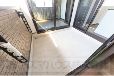 【バルコニー】 | ライフフィールド光明台2丁目Ⅳ　2号地 | 3方向から出入り可能！インナーバルコニー仕様なので急な雨でもお洗濯物が濡れる心配がありません。