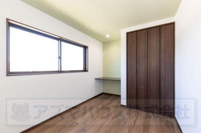 【洋室】 | ライフフィールド光明台2丁目Ⅳ　2号地 | 5.3帖の洋室！クローゼットは洋服や小物類等を収納でき、スッキリとした空間を保てます。