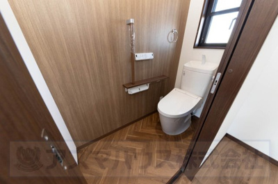 【トイレ】 | ライフフィールド光明台2丁目Ⅳ　2号地 | 各階にトイレがあるので、朝の慌ただしい時間も安心！窓から光が入り、明るく爽やかな雰囲気です。