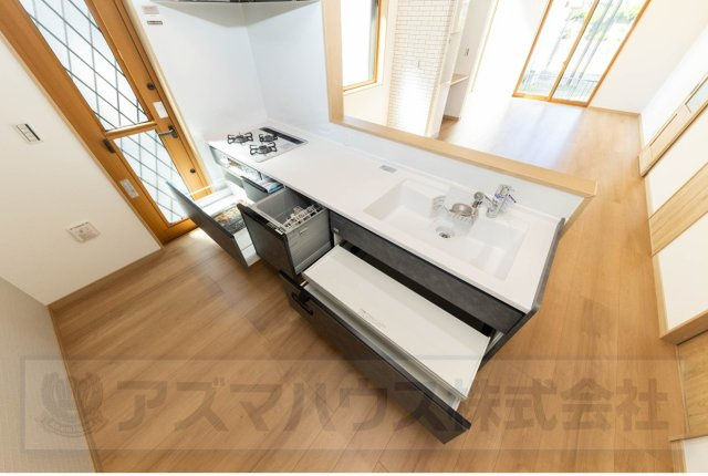 【キッチン】 | ライフフィールド光明台2丁目Ⅳ　2号地 | 食洗機付きで食後の後片付けをサポート！大きなお鍋やフライパンも出し入れラクラクな、スライド式の収納です。