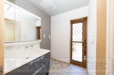 【独立洗面台】 | ライフフィールド光明台2丁目Ⅳ　2号地 | タイル調のシックなカラーを取り入れた洗面室！湿気がこもりがちな洗面室も換気窓があるのでいつでも心地よい空間に。