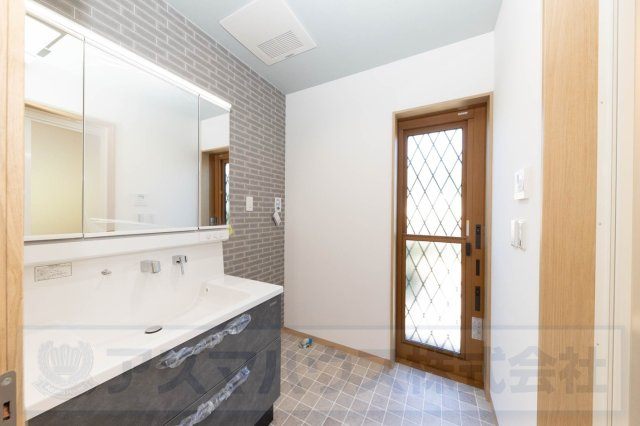 【独立洗面台】 | ライフフィールド光明台2丁目Ⅳ　2号地 | タイル調のシックなカラーを取り入れた洗面室！湿気がこもりがちな洗面室も換気窓があるのでいつでも心地よい空間に。