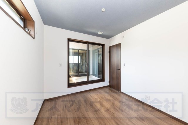 【洋室】 | ライフフィールド光明台2丁目Ⅳ　2号地 | 5.3帖の洋室！随所に収納が備わり、居住空間スッキリ。窓には断熱性能が高く、冷暖房費も抑えられるアルゴンガス入り複層ガラスを採用！