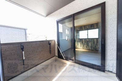 【バルコニー】 | ライフフィールド光明台2丁目Ⅳ　2号地 | バルコニーはお子様やペットと遊んだり、椅子を置いてカフェタイムを楽しんだりするのもいいですね。