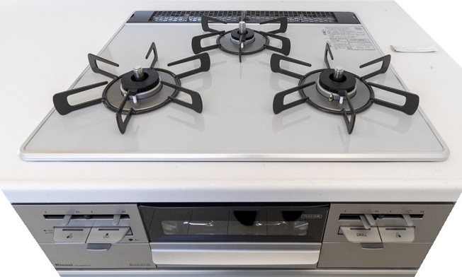 【内観：施工例】 | ライフフィールド光明台2丁目Ⅳ　2号地 | 【キッチンコンロ】耐久性・耐熱性に優れたガラストップコンロを採用！汚れたらサッとひと拭きでお手入れ完了！(同仕様の設備)