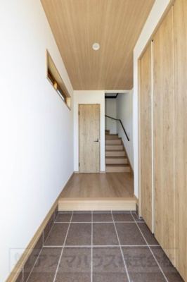 【玄関】 | ライフフィールド光明台2丁目Ⅳ　2号地 | ※掲載中の写真は広角レンズで撮影のため、実際の見え方とは異なります。