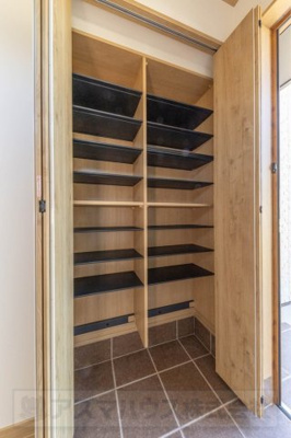 【居間・リビング】 | ライフフィールド光明台2丁目Ⅳ　2号地 | 大きなシューズクローク付きで玄関廻りもスッキリ！