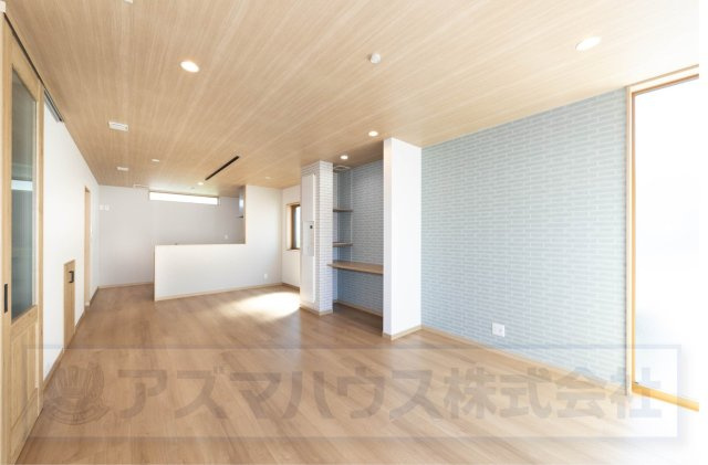 【居間・リビング】 | ライフフィールド光明台2丁目Ⅳ　2号地 | 家族が寛ぎの時間をゆったりと過ごせる広々20帖のLDK！窓を多く配し、色々な角度から光が取り込める空間に。