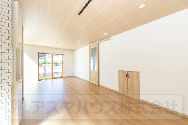 【居間・リビング】 | ライフフィールド光明台2丁目Ⅳ　2号地 | 柔らかな木の温もりが心地よいLDK！キッチン横に洗面室を配し、スムーズな家事動線を実現しています。