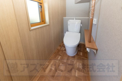 【トイレ】 | ライフフィールド光明台2丁目Ⅳ　2号地 | 冬の寒い時期でも快適な温水洗浄便座付のトイレ！手すりを設置し、老後のことにも配慮した設計です。