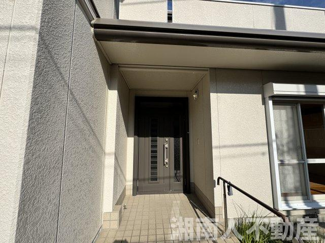 鎌倉市腰越１丁目戸建ての玄関|明るい玄関です