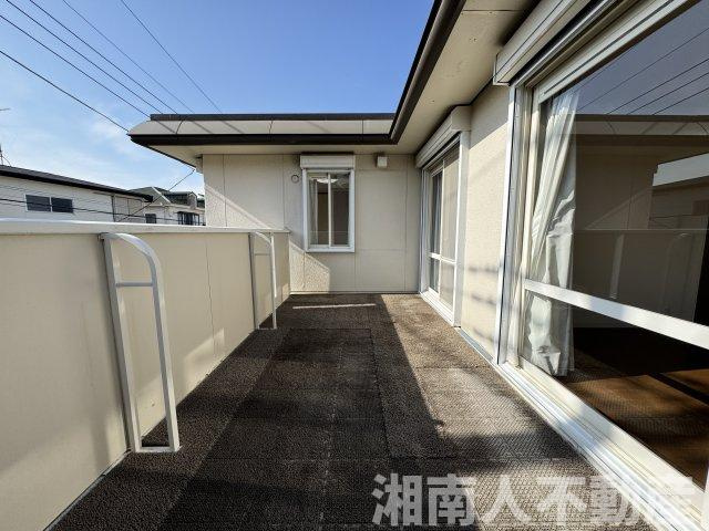 鎌倉市腰越１丁目戸建てのバルコニー|外からの目が気にならないバルコニーで洗濯物が干せます