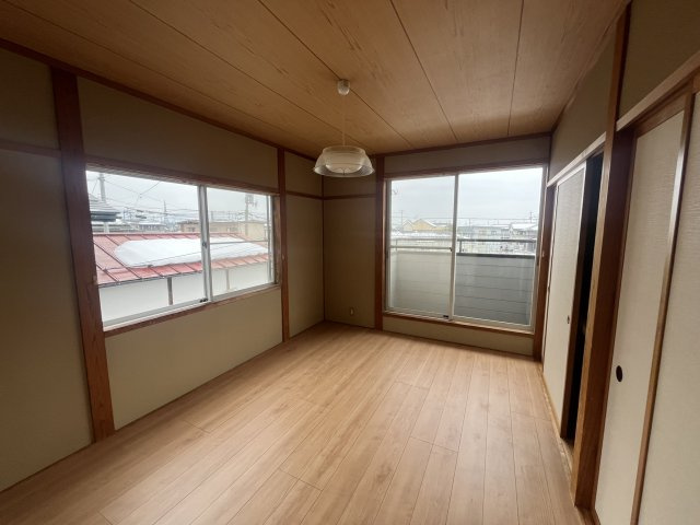 天童市北目4丁目9-22の洋室|明るい洋室です