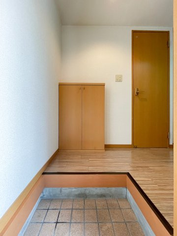 【玄関】 | ピュア高宮参番館 | ゆったりとした玄関です※写真は類似です