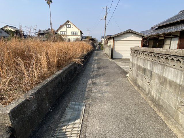 小松町新屋敷甲315-1　中古住宅の前面道路含む現地写真