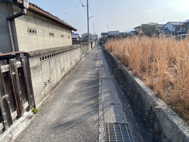 小松町新屋敷甲315-1　中古住宅の前面道路含む現地写真