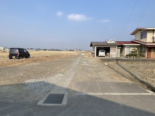 西条市玉之江486-1　売土地の前面道路含む現地写真
