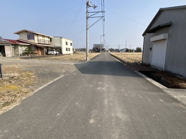 西条市玉之江486-1　売土地の前面道路含む現地写真