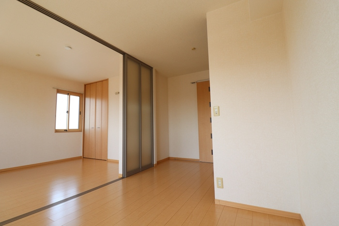 熊本市西区野中３丁目のアパートの居間・リビング