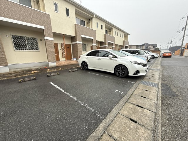 ユートピー・エイトの駐車場