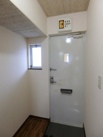 西加瀬ハイツの玄関