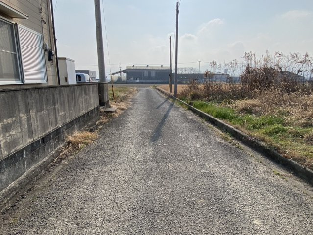 西条市石田　売土地の前面道路含む現地写真
