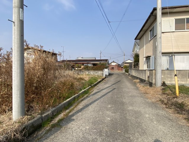 西条市石田　売土地の前面道路含む現地写真