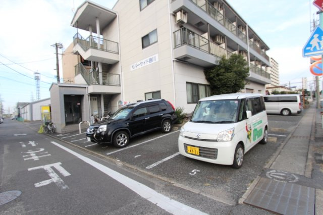 リバーサイド勝川の駐車場