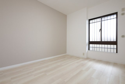 【洋室】 | コスモ守山四番館　天然木『耳』つきフルリノベーション | クロスと床の張替をしています