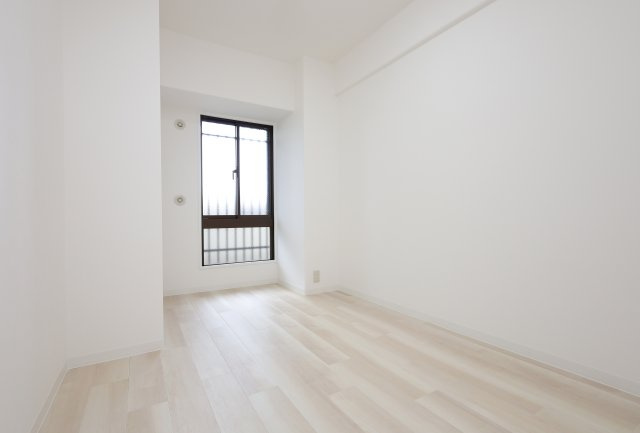 コスモ守山四番館　天然木フルリノベーションの洋室|5.6帖の洋室です