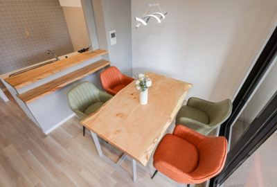 【ダイニング】 | コスモ守山四番館　天然木『耳』つきフルリノベーション | 天然木（栃）を使用したダイニングテーブル